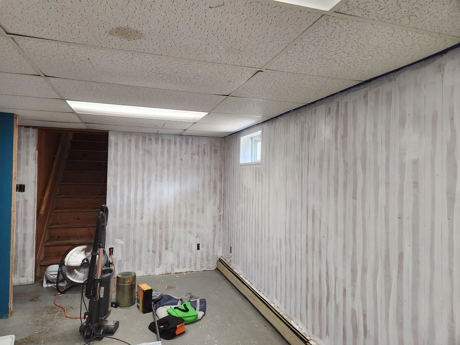 Comparing one and two coats of primer applied to wooden boards.