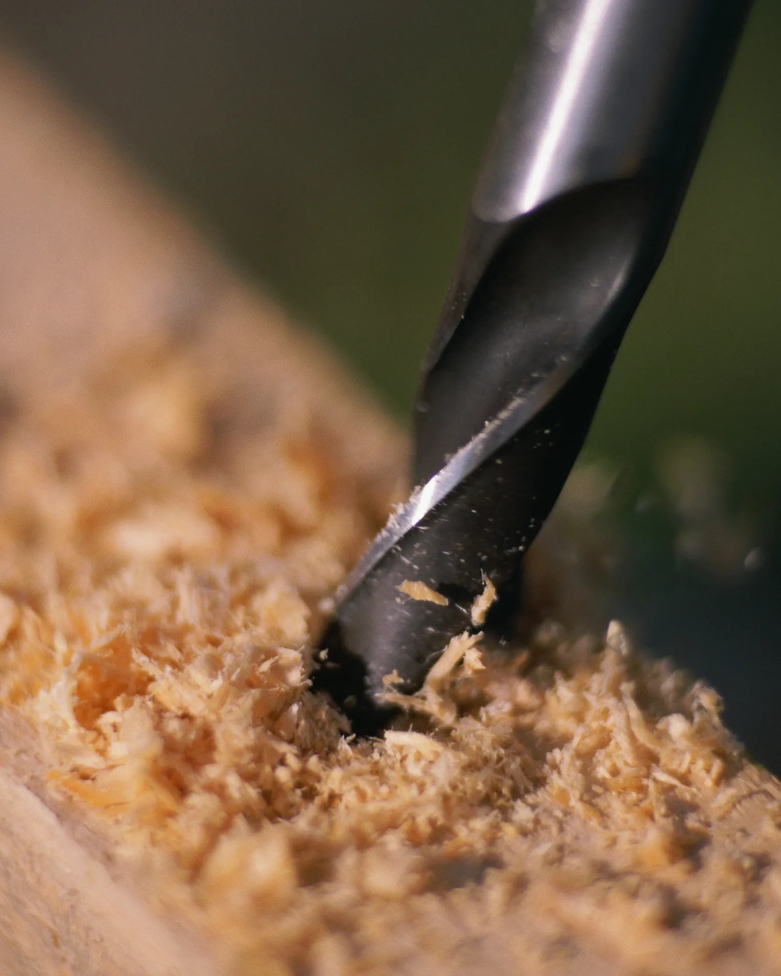 A professional table saw used for making long, straight wood grooves.